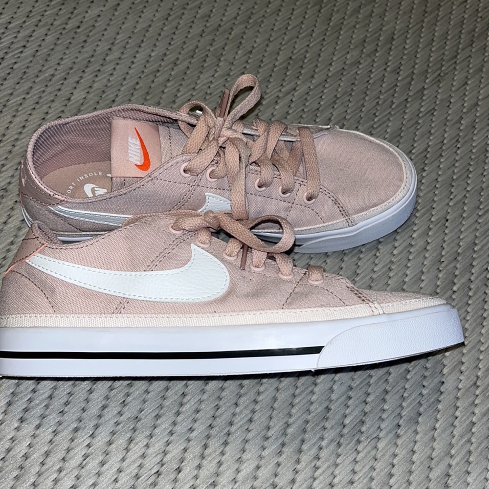 Nike tennis shoe